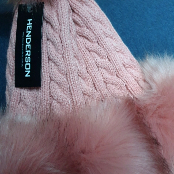 NWT knitted toque with faux fur detail - Picture 2 of 3